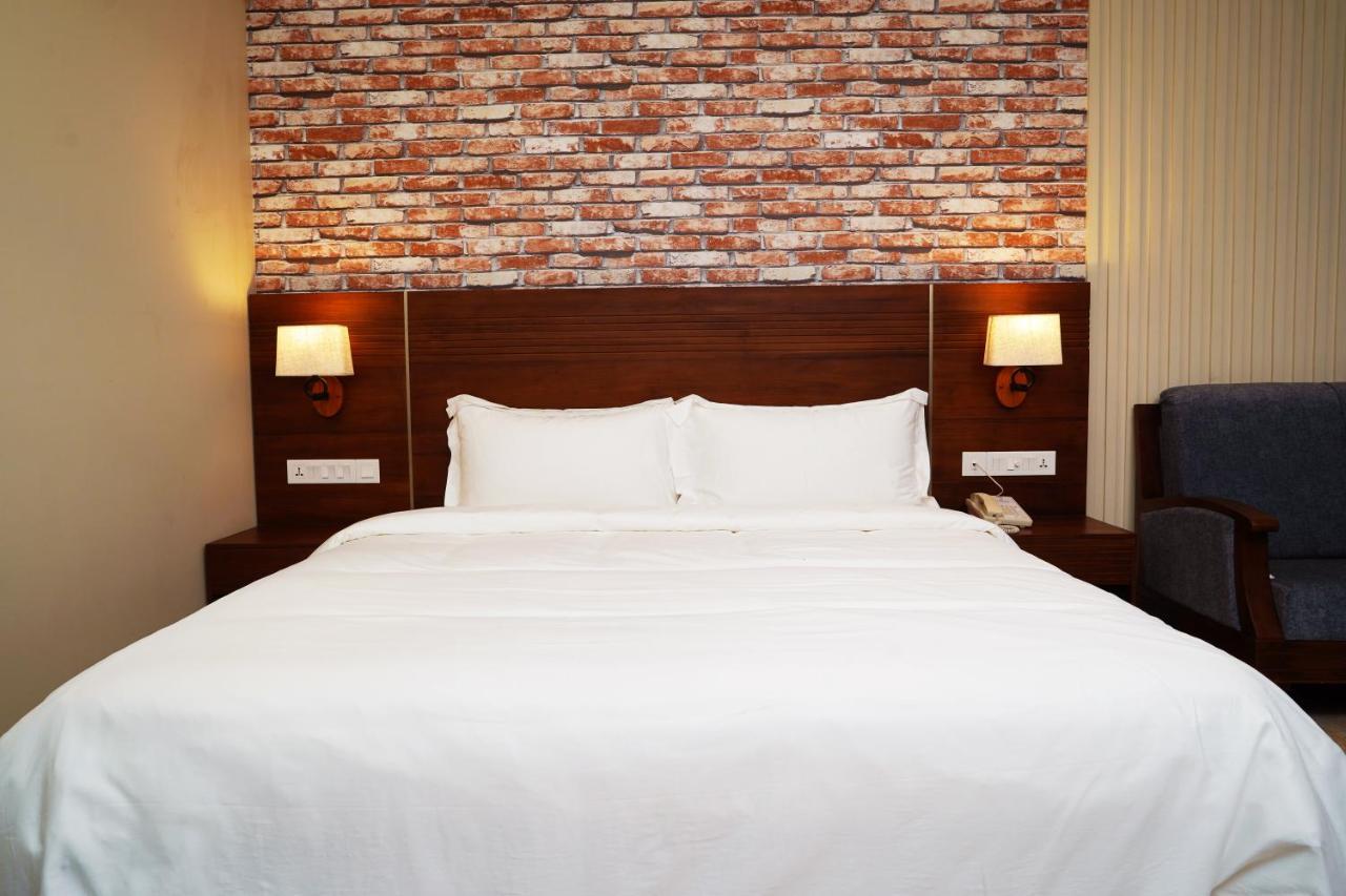 Elephant Passage Munnar Exterior photo A bed